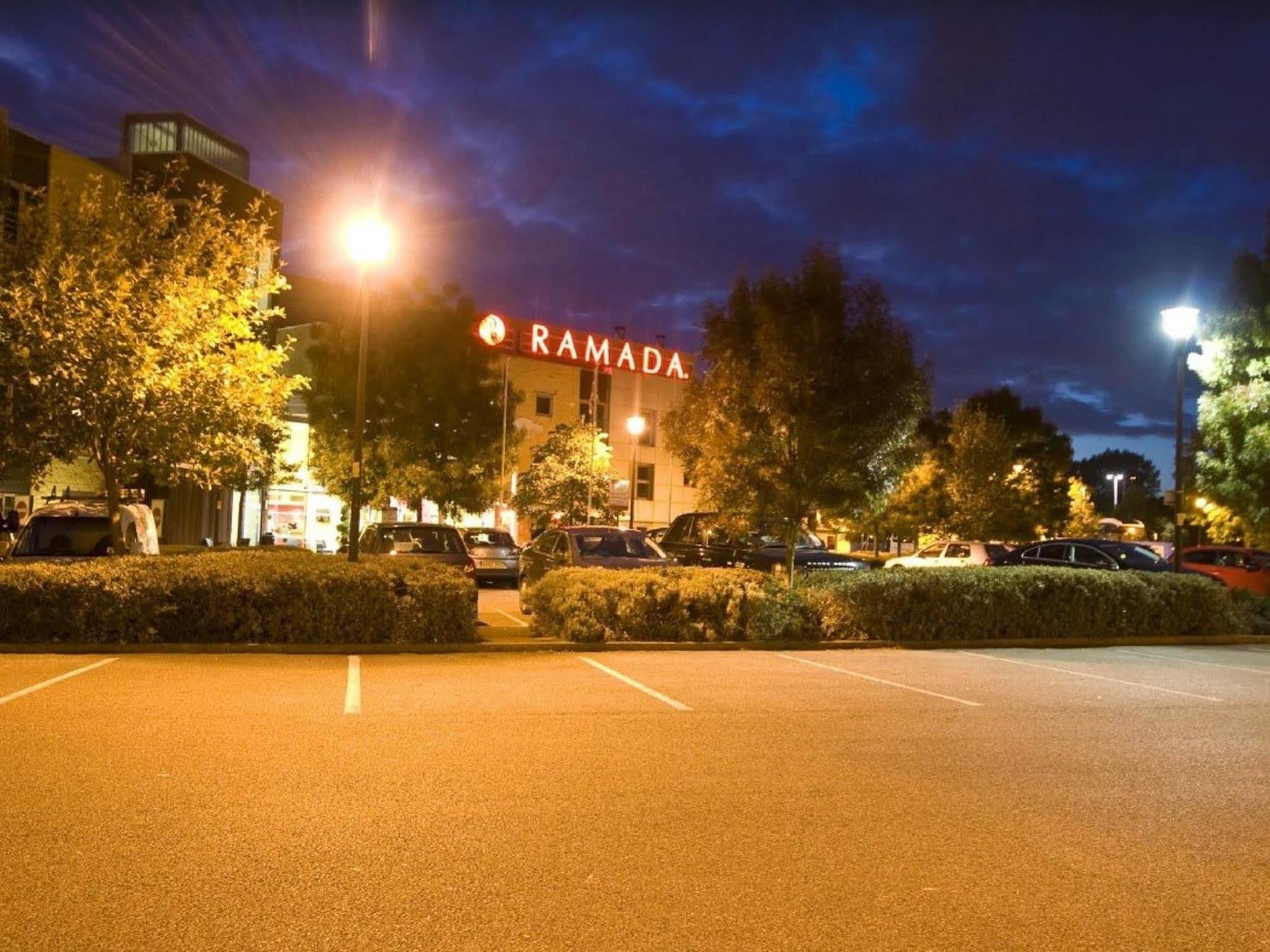 Готель Ramada London North Edgware Екстер'єр фото